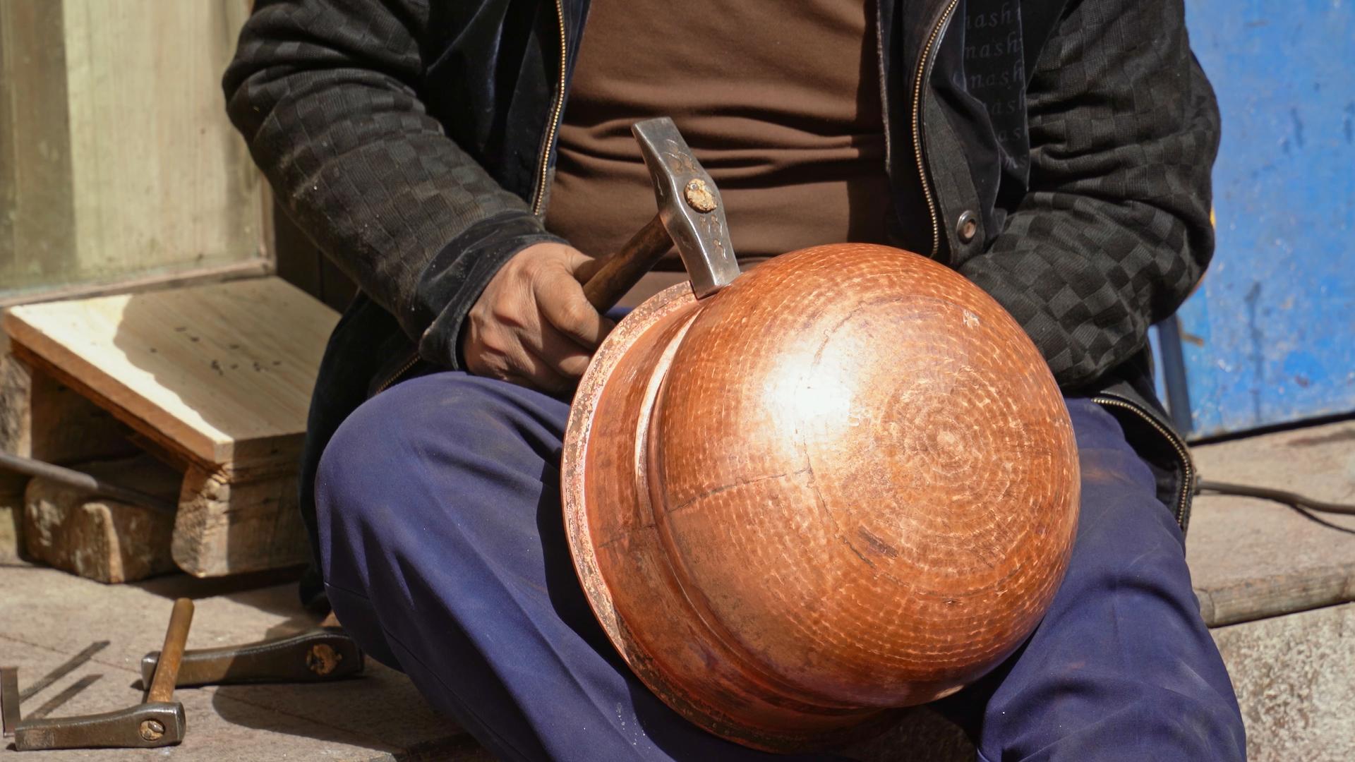 制作新疆喀什传统铜器视频的预览图