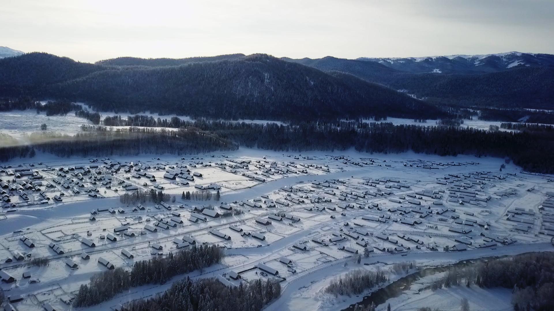航拍冬日新疆禾木村落视频的预览图
