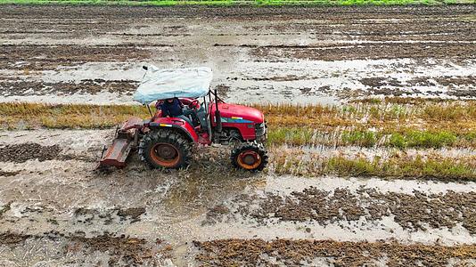 4K航拍农田耕地机械耕种现代农业视频的预览图