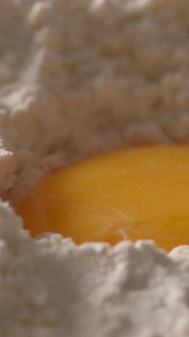 在蛋黄上垂直撒糖粉视频的预览图