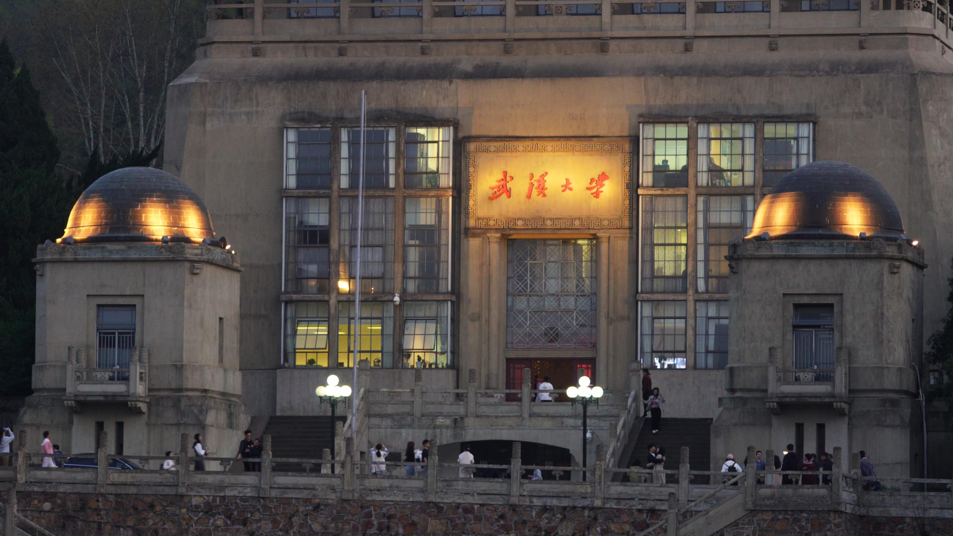 武汉地标历史古建筑武汉大学老教学楼夜景视频的预览图