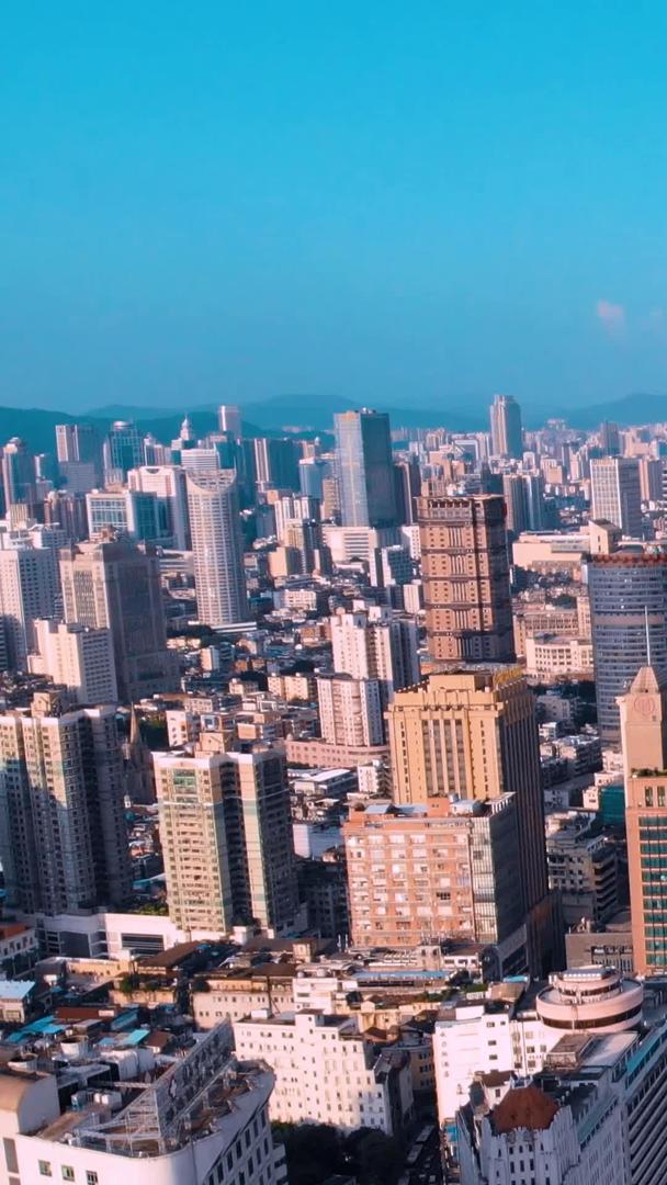 俯瞰广州珠江两岸城市高楼建筑视频的预览图