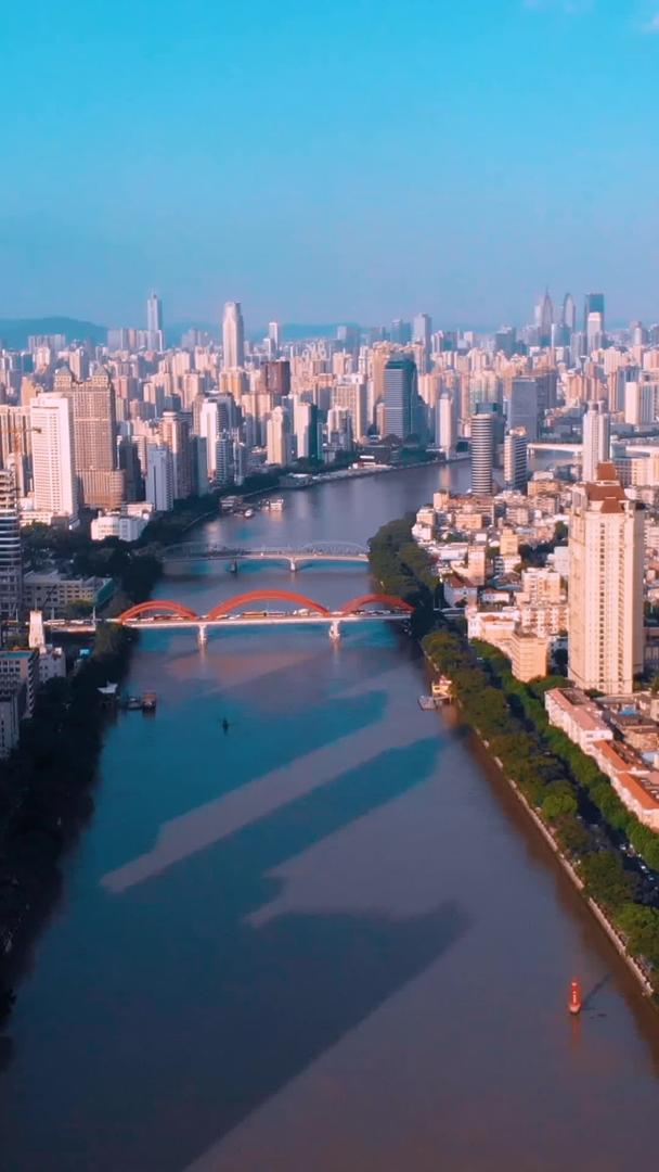 俯瞰广州珠江两岸城市高楼建筑视频的预览图