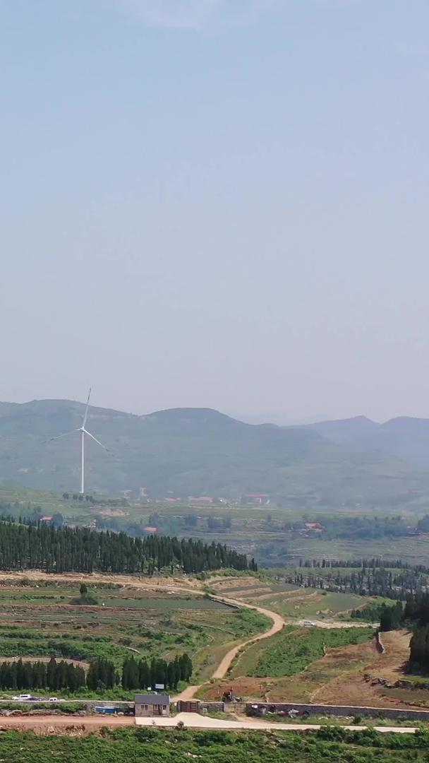 夏季山顶风力发电机航拍视频视频的预览图