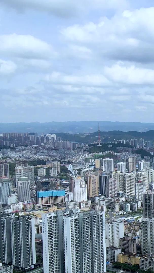 城市紧密的蓝天白云下高楼大厦视频的预览图