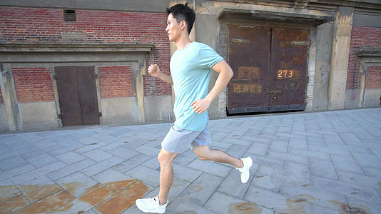 男青年慢跑视频的预览图