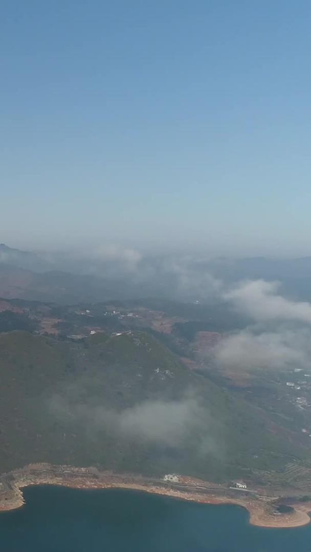 云上空湖面航拍视频的预览图