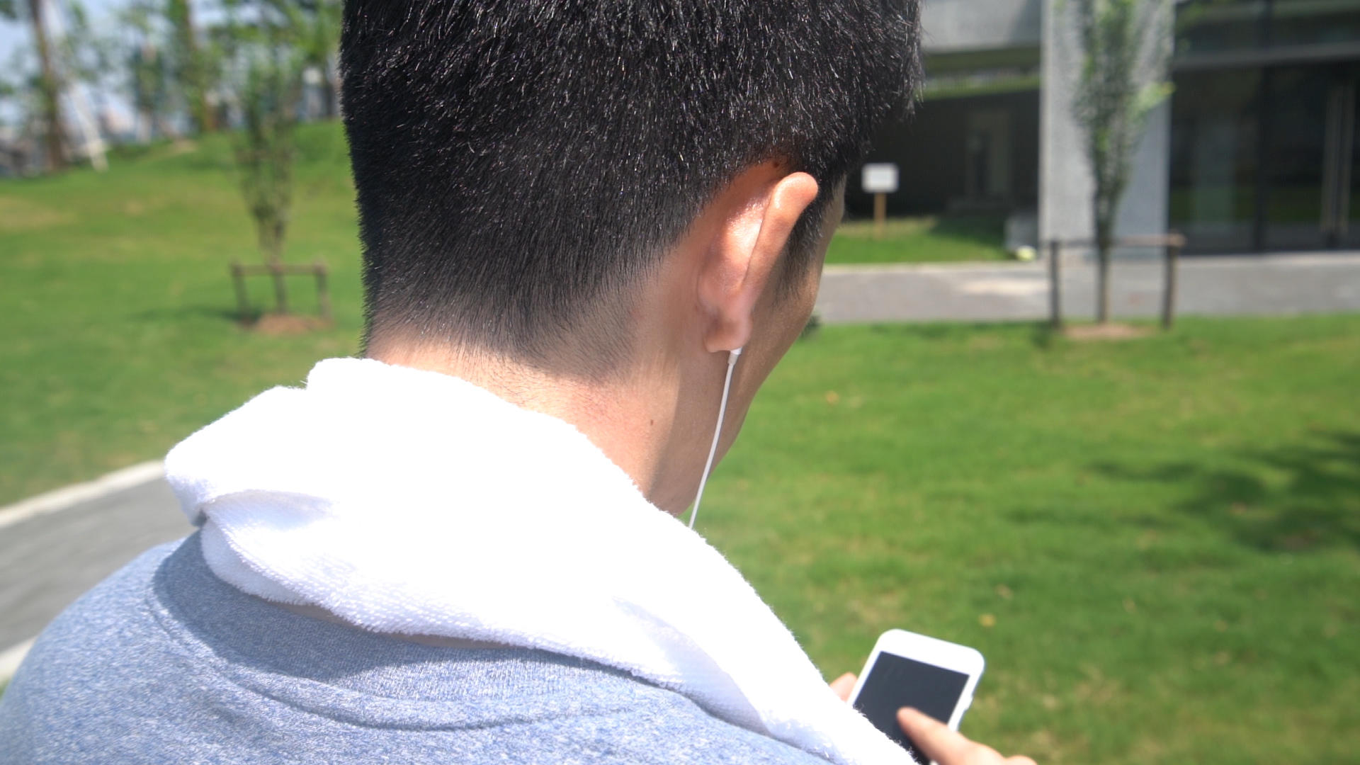 运动男青年使用手机视频的预览图