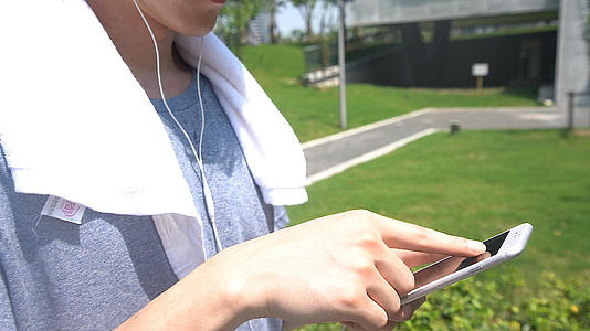 运动男青年用手机视频的预览图