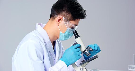 男青年使用显微镜观察实验样本视频的预览图