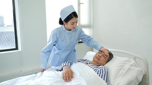 护士照顾老人视频的预览图