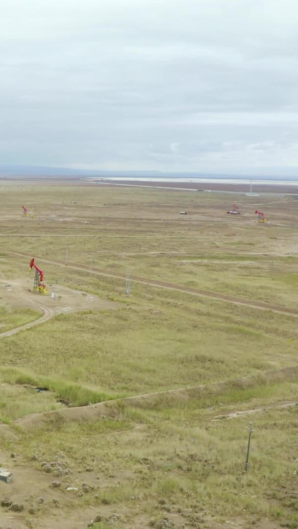 油田基地上的磕头机视频的预览图