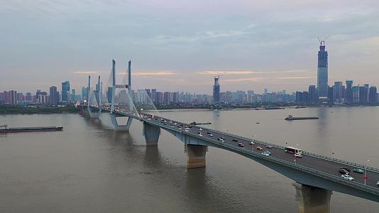 航拍武汉长江二桥和长江风光视频的预览图