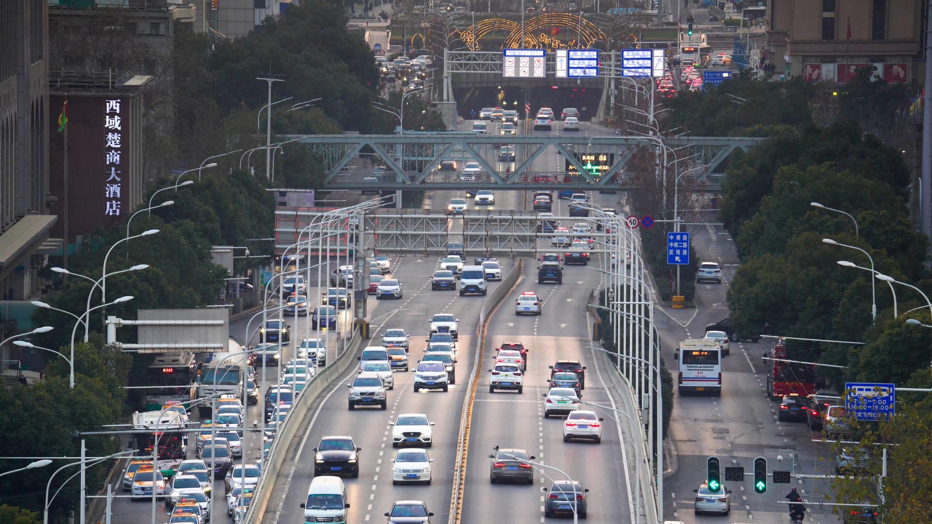 8K都市晚高峰隧道口繁忙交通车流延时视频素材视频的预览图