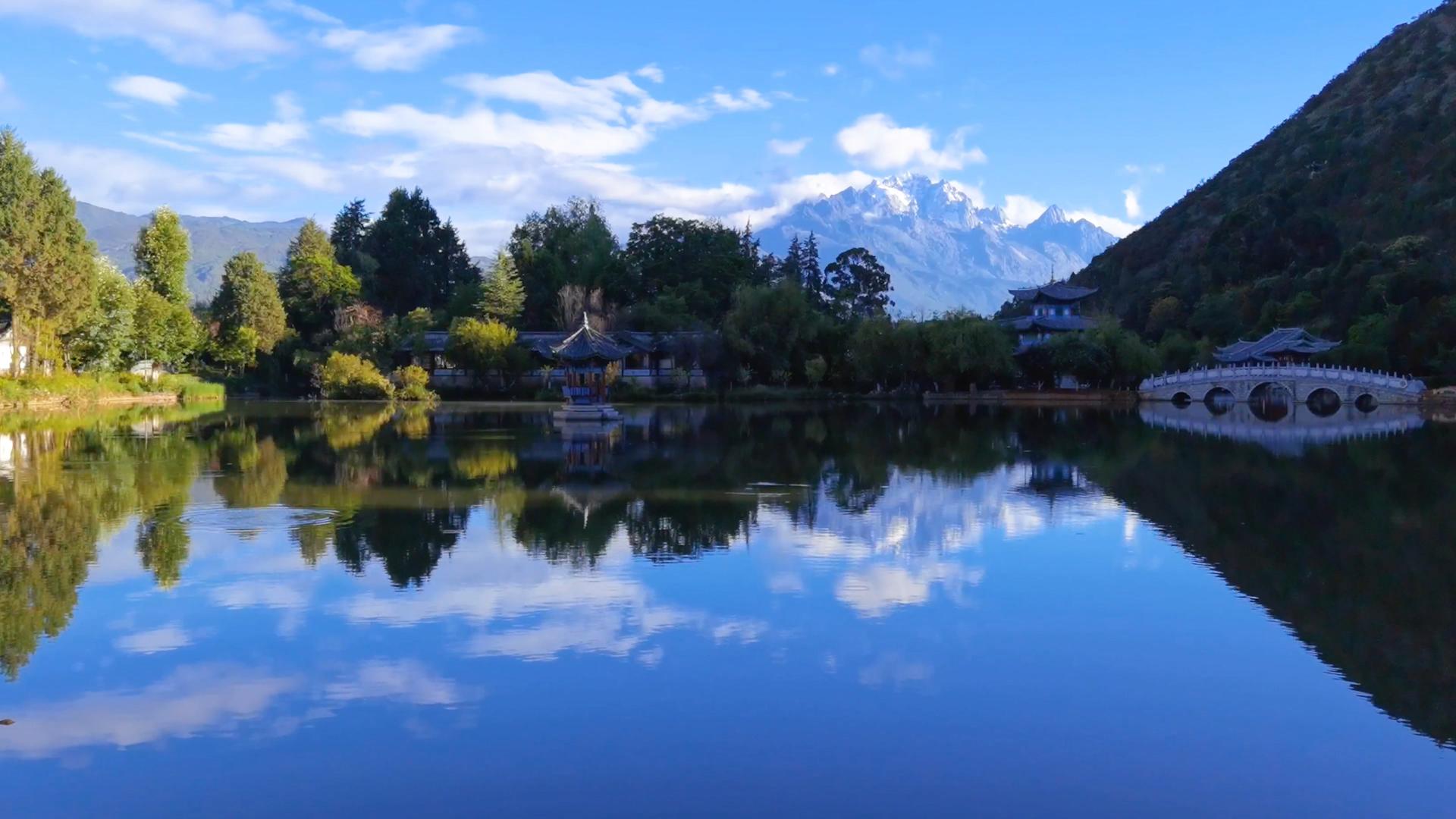 4K云南旅游远眺玉龙雪山倒影和湖面涟漪自然风光视频素材视频的预览图