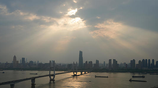 延时摄影航拍城市晴朗天空阳光光线道路桥梁车流4k素材视频的预览图