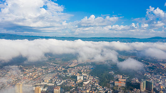 8k城市上空流雾蓝天白云延时摄影视频的预览图