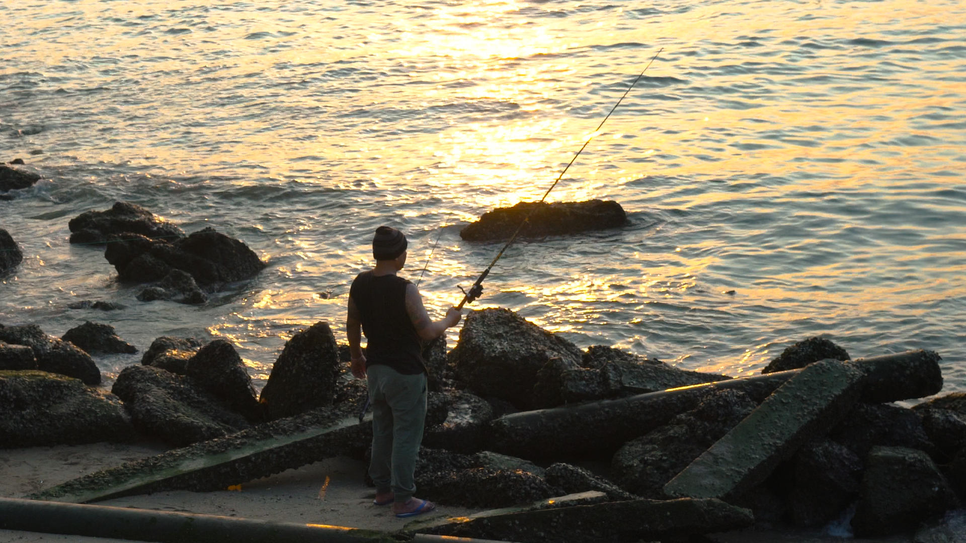泰国大海海滨夕阳海钓实拍4K视频的预览图