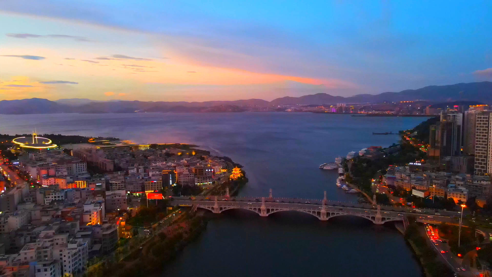 4k大理网红兴盛桥夜景航拍视频的预览图