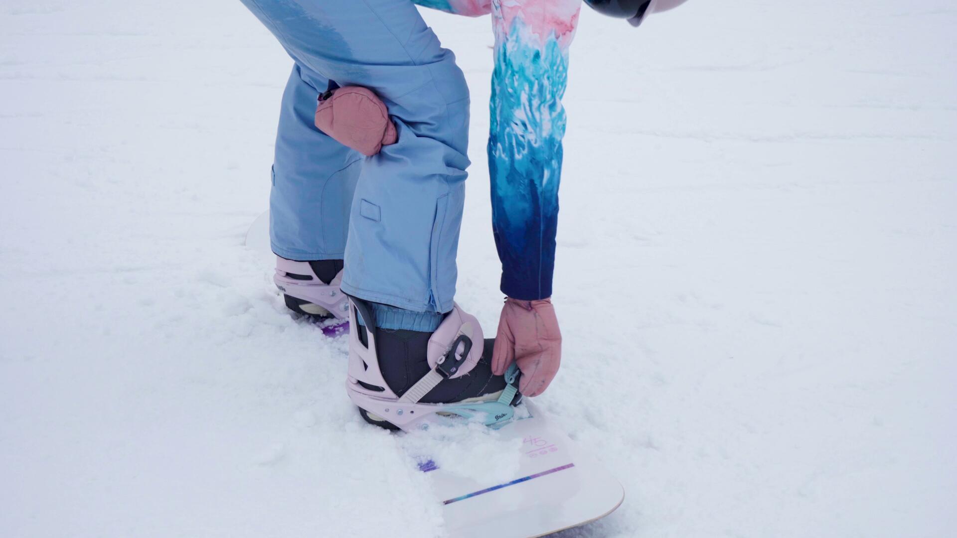 冬季体育运动穿着滑雪单板视频的预览图