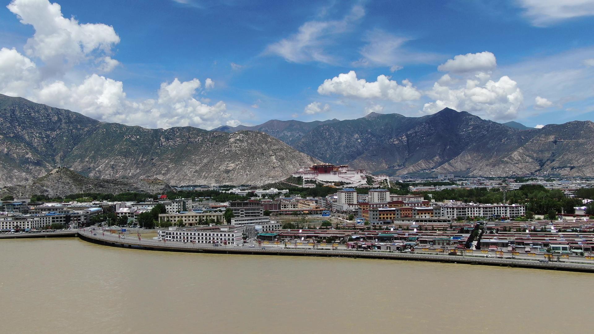 西藏拉萨河与拉萨市中心航拍视频视频的预览图