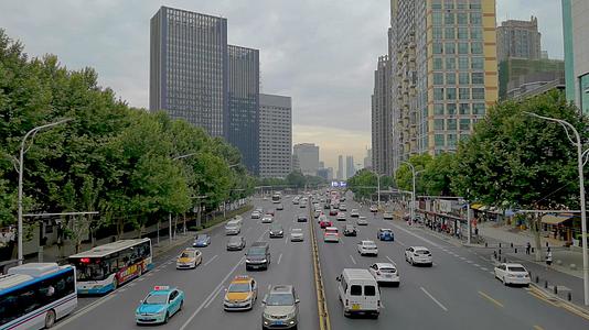 武汉内环解放大道晚高峰繁忙交通视频的预览图