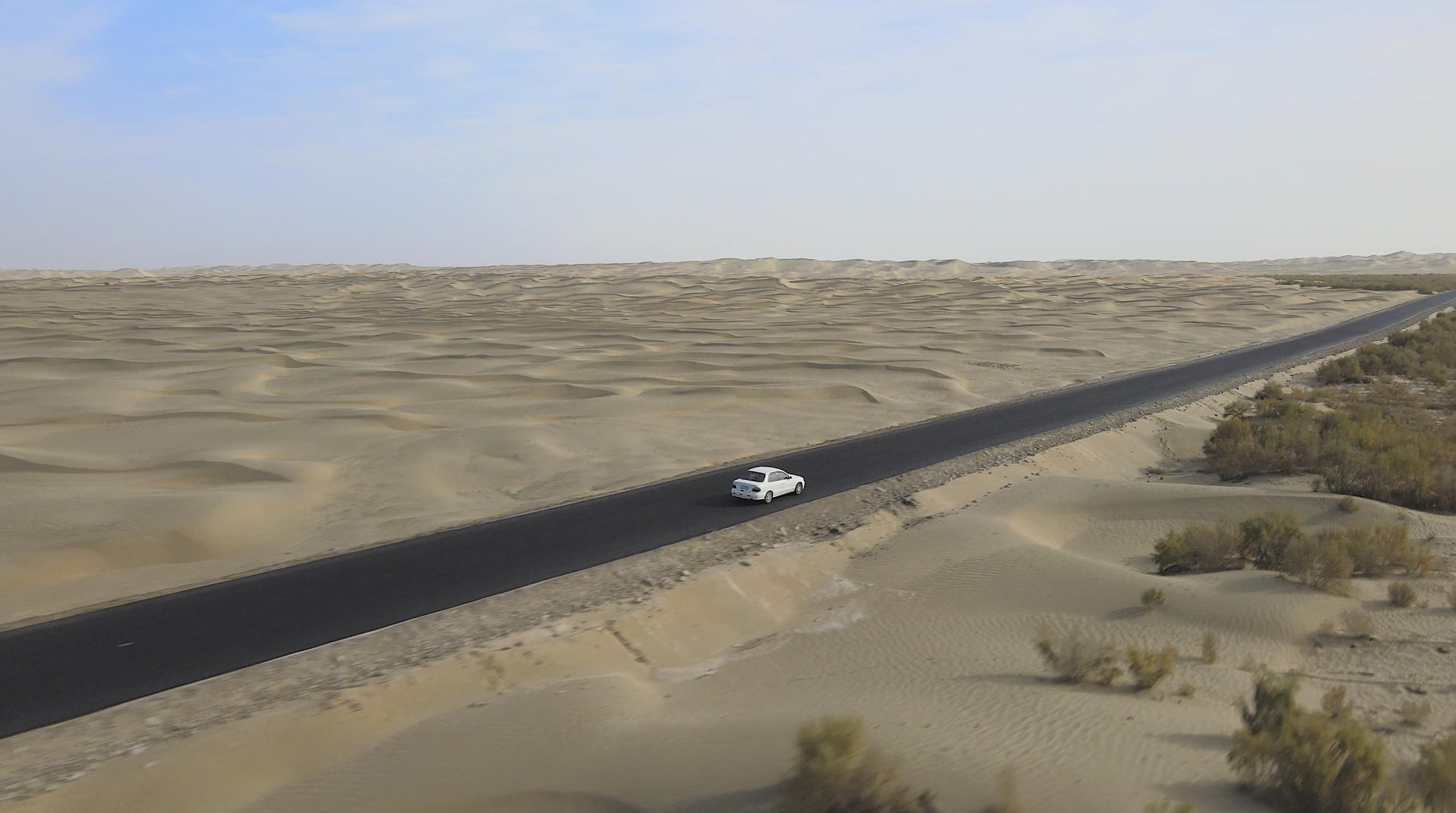4k航拍新疆喀什沙漠里飞驰的汽车视频的预览图