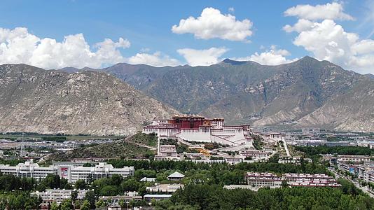 西藏拉萨布达拉宫航拍视频视频的预览图