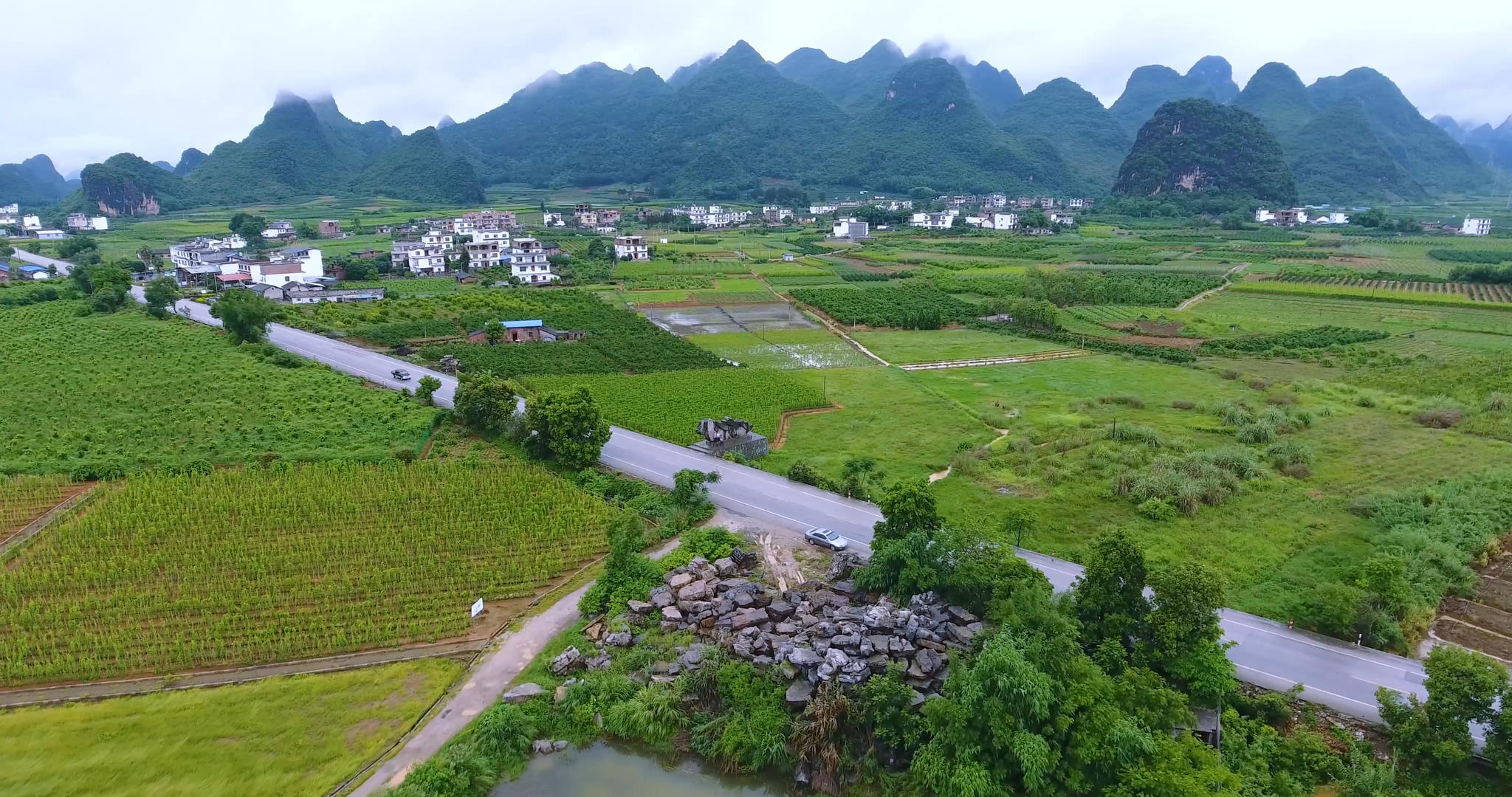 美丽乡村新农村建设城乡道路4k航拍视频的预览图