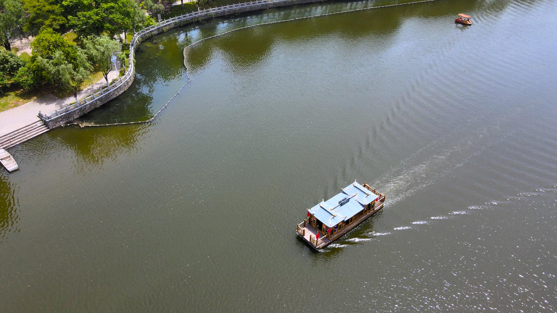 荆州古城4A景区运河护城河三国造型古船游船航拍4K视频的预览图