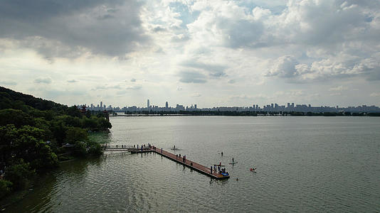 航拍城市旅游地标湖北5A级旅游东湖景区栈桥人群风景4k素材视频的预览图