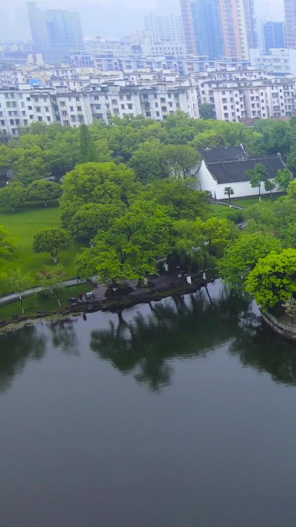 宁波市5A景区月湖中的宁波中学航拍环绕视频的预览图