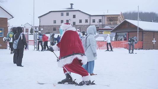 穿着圣诞老人衣服滑雪视频的预览图