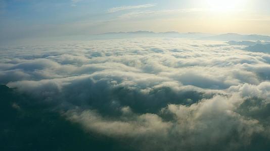 4K航拍祖国山河大山云海视频的预览图