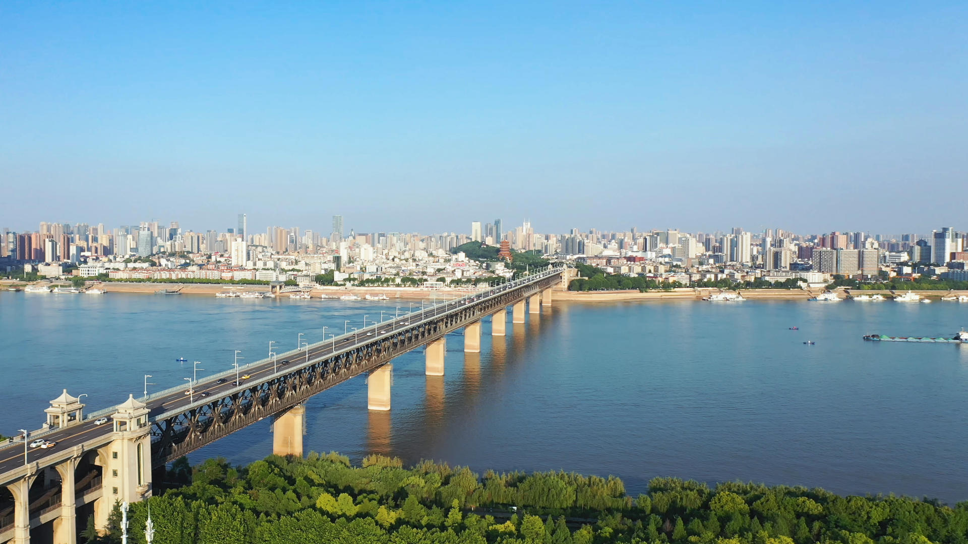 航拍风光城市旅游地标建筑立体交通桥梁道路长江江景风景素材视频的预览图