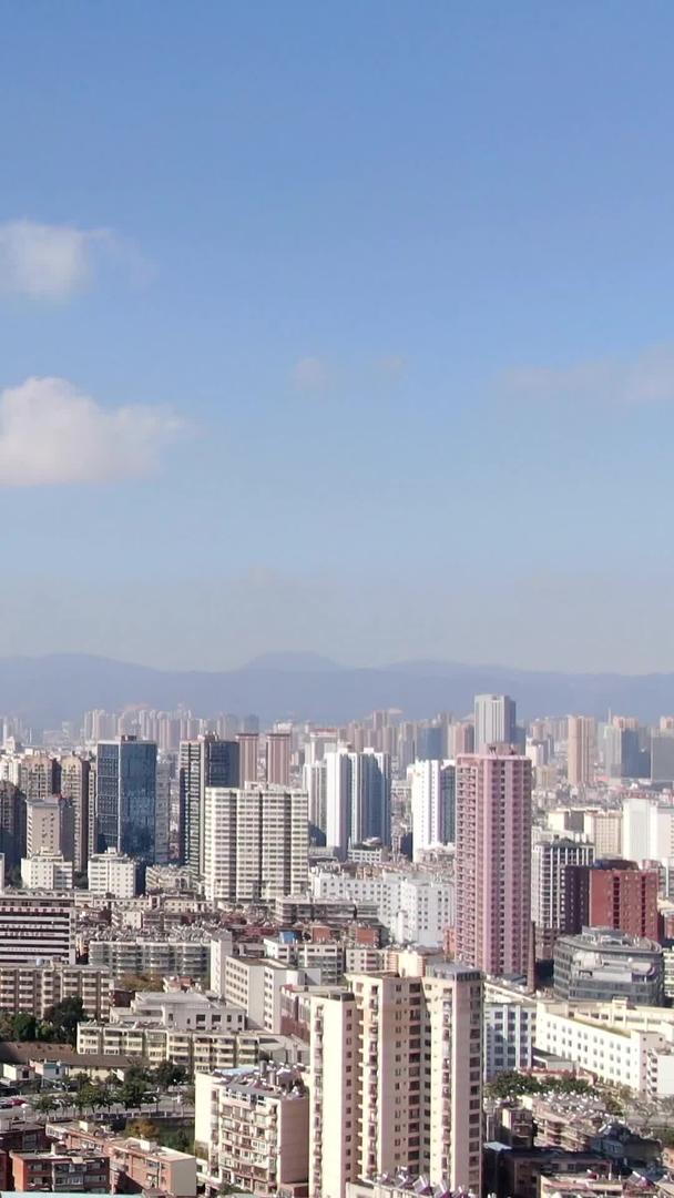 云南昆明城市蓝天白云视频的预览图
