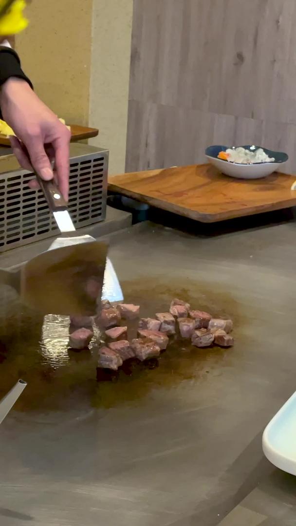 真正的厨师铁板烤牛排餐饮美食素材视频的预览图