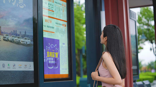4k女生出行看公交车站牌看地图寻路查路线视频的预览图