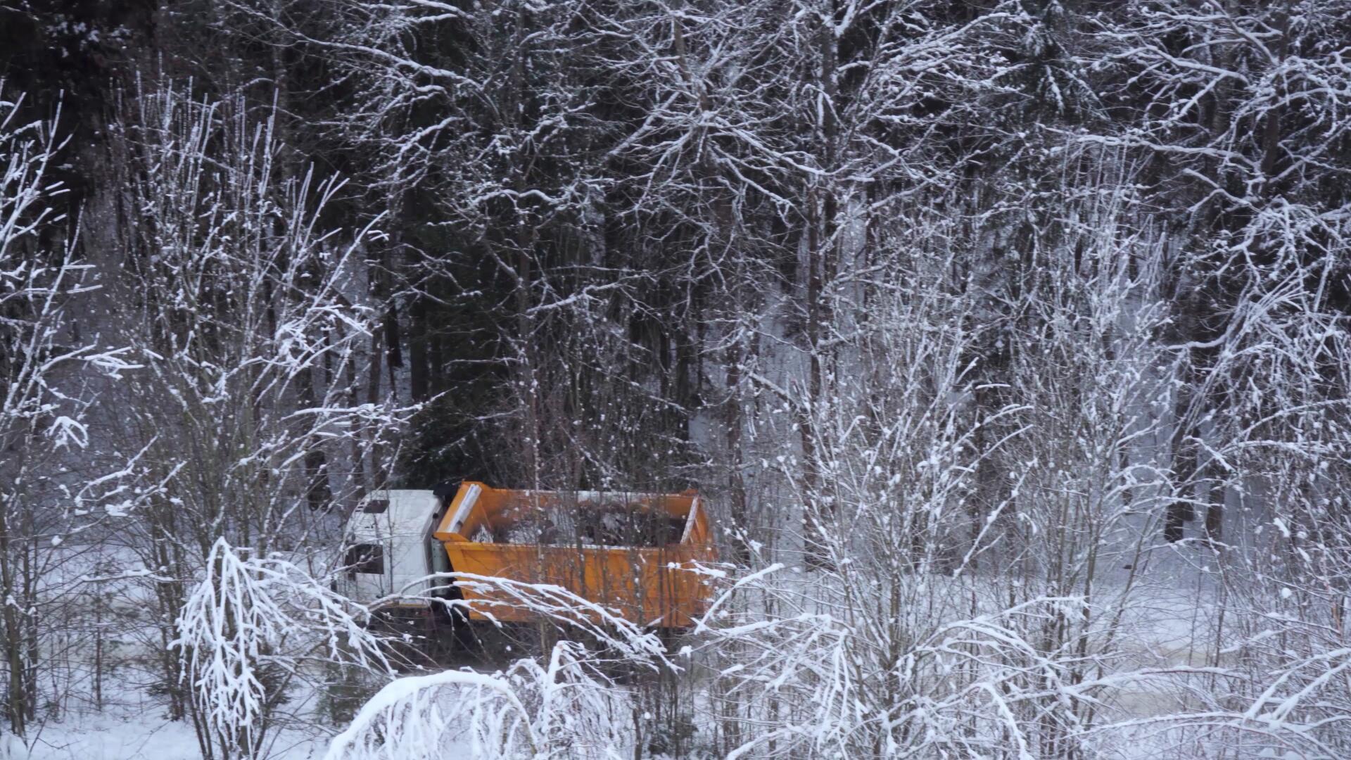 寒冬雨雪天气卡车穿梭在茫茫大雪的山崖上视频的预览图