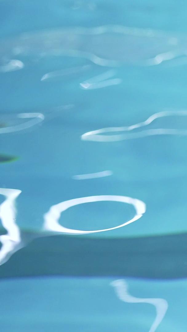 游泳池水波素材视频的预览图