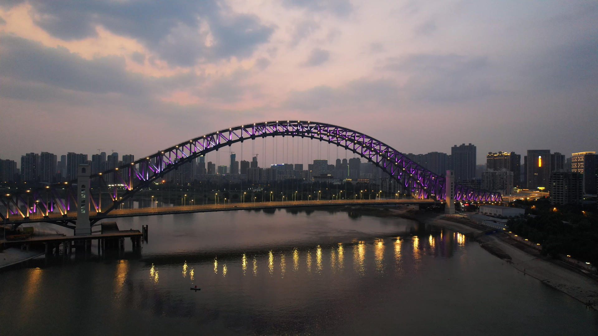 航拍城市夕阳晚霞天空落日湖北江汉湾大桥夜景车流4k素材视频的预览图