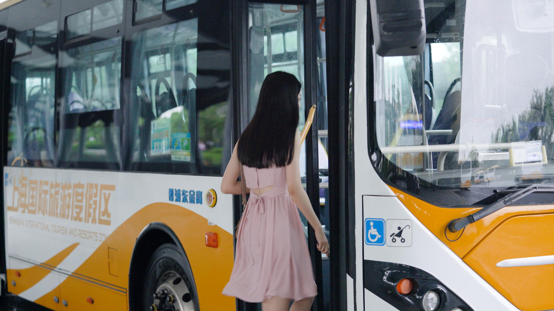 4k女性出行出游乘坐公交车视频的预览图