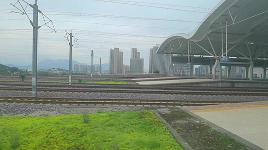 4K实拍第一视角高铁驶出站台视频的预览图