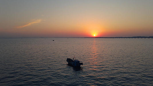 4k傍晚晚霞海上漂泊的独孤的小船视频的预览图