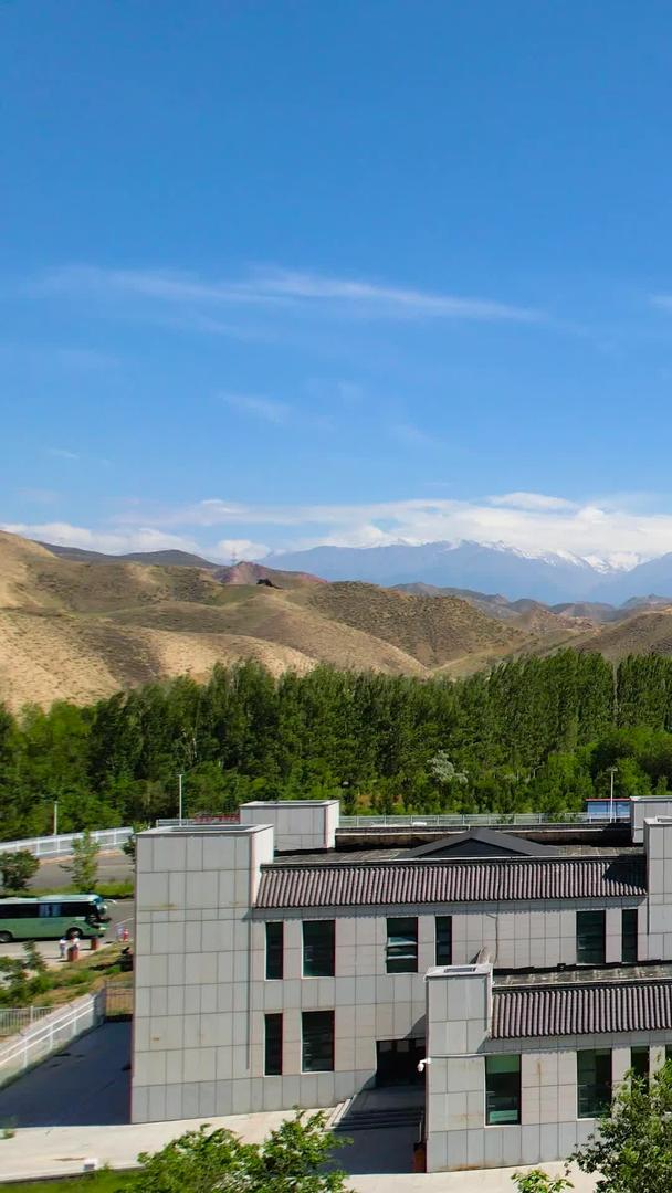 新疆天山天池景区5A景区正门游客中心航拍视频视频的预览图