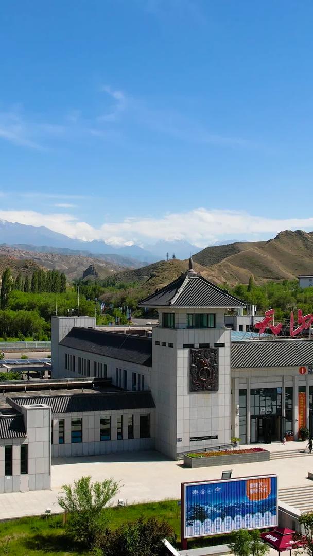 新疆天山天池景区5A景区正门游客中心航拍视频视频的预览图