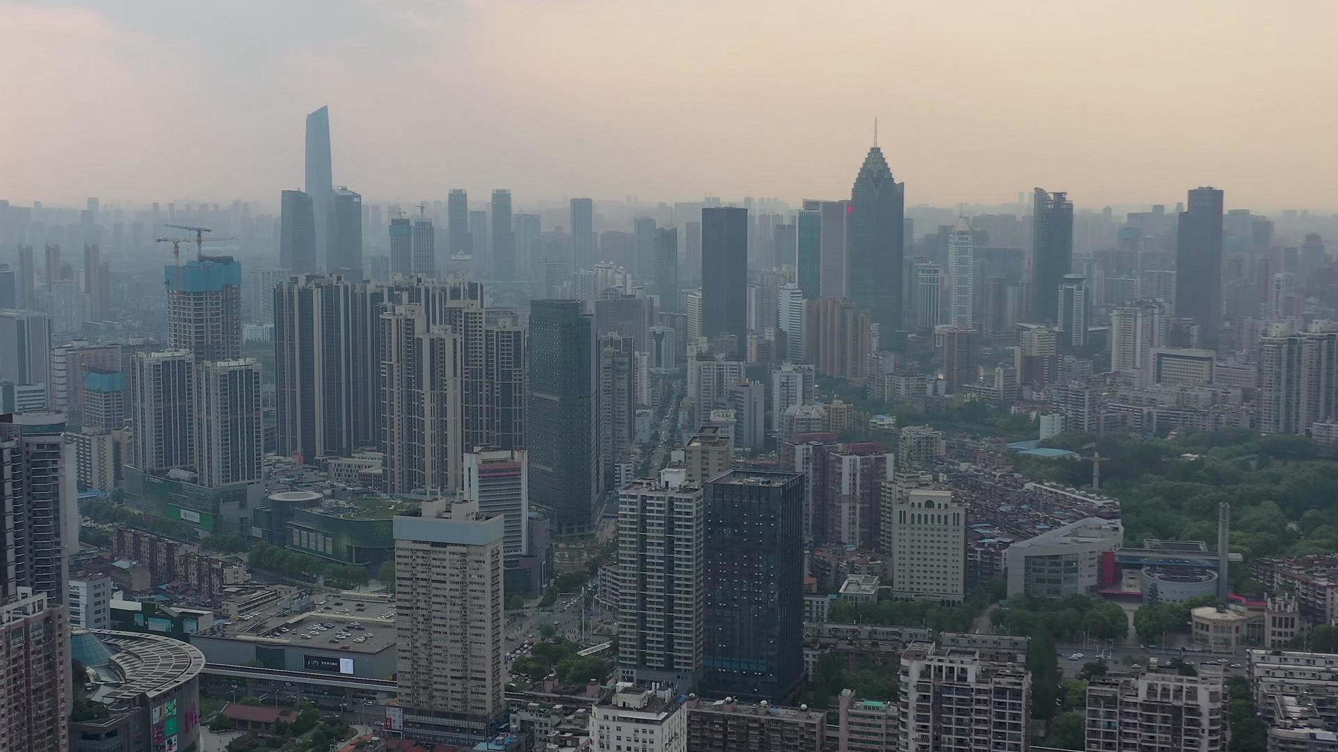 黄昏时刻的武汉汉口城区全景变焦版视频的预览图