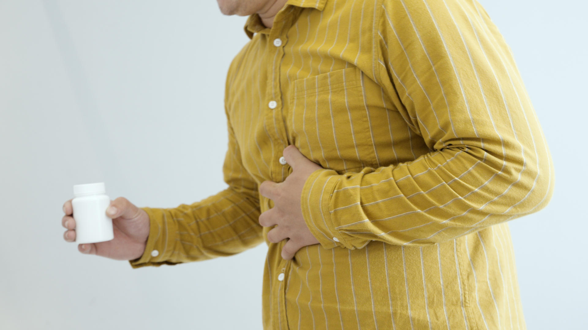 4K中年肥胖男性肚子胃疼手持药瓶视频的预览图