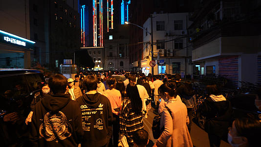 城市夜景街道上休闲逛街的人群4k素材视频的预览图