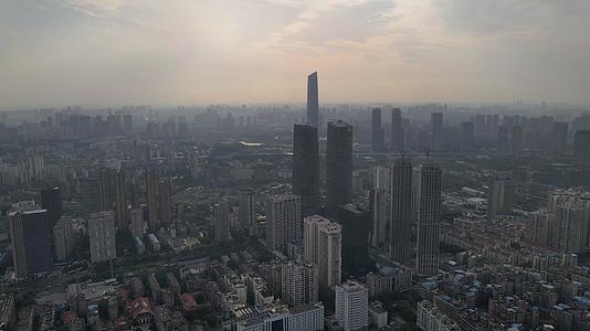 远眺逆光下的武汉CBD武汉中心视频的预览图